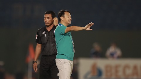 Nam Định thua trận đầu tiên ở V.League mùa này, HLV Vũ Hồng Việt tiếc nuối